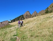 13 Dal pianoro prativo di Monte Campo saliamo con vista sui Tre Pizzi